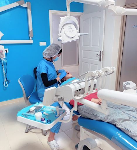 Dr Asmae en soin dans la salle de soins à Safi